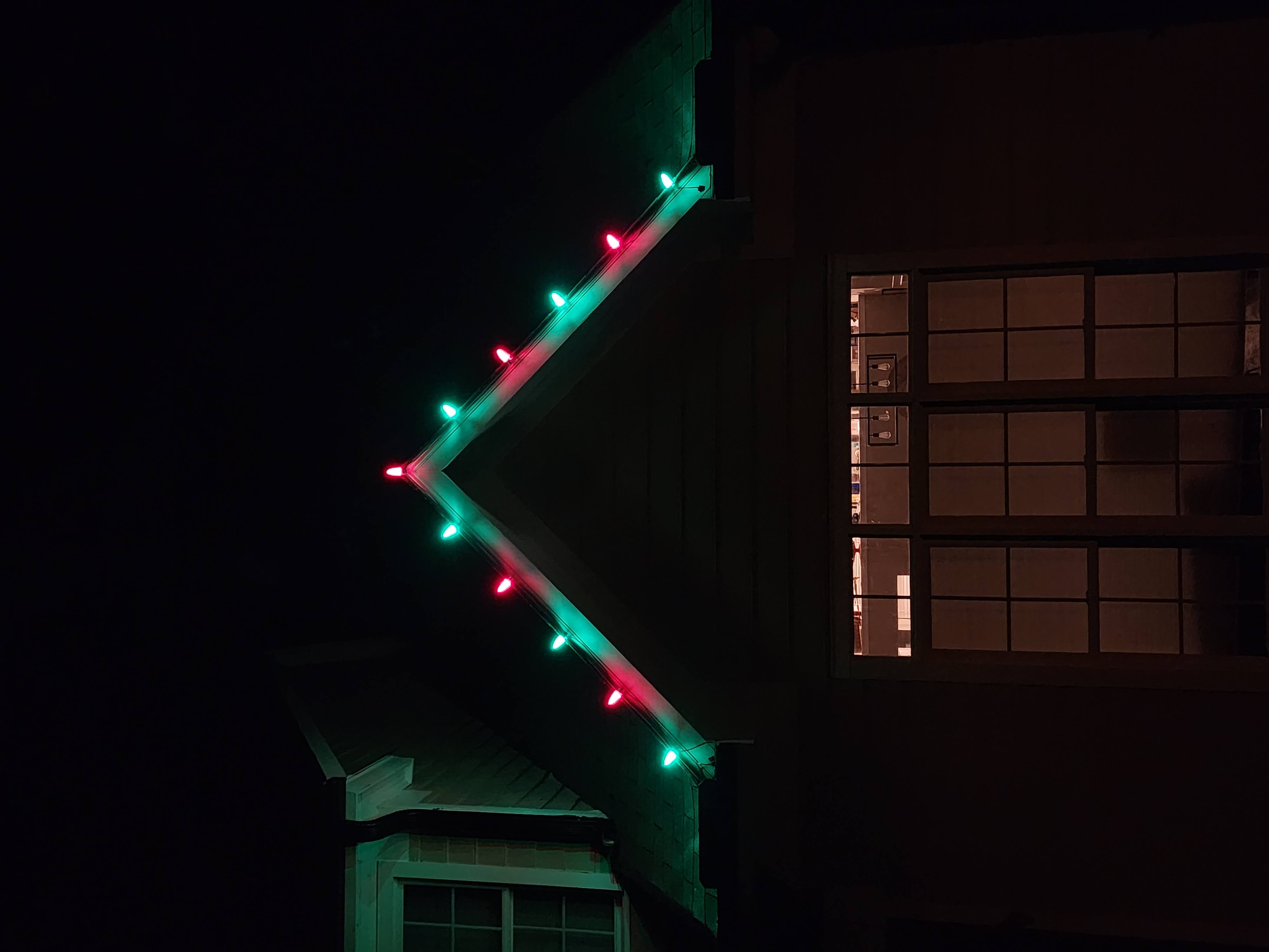 Red and green C9 bulbs on the same sample roof peak