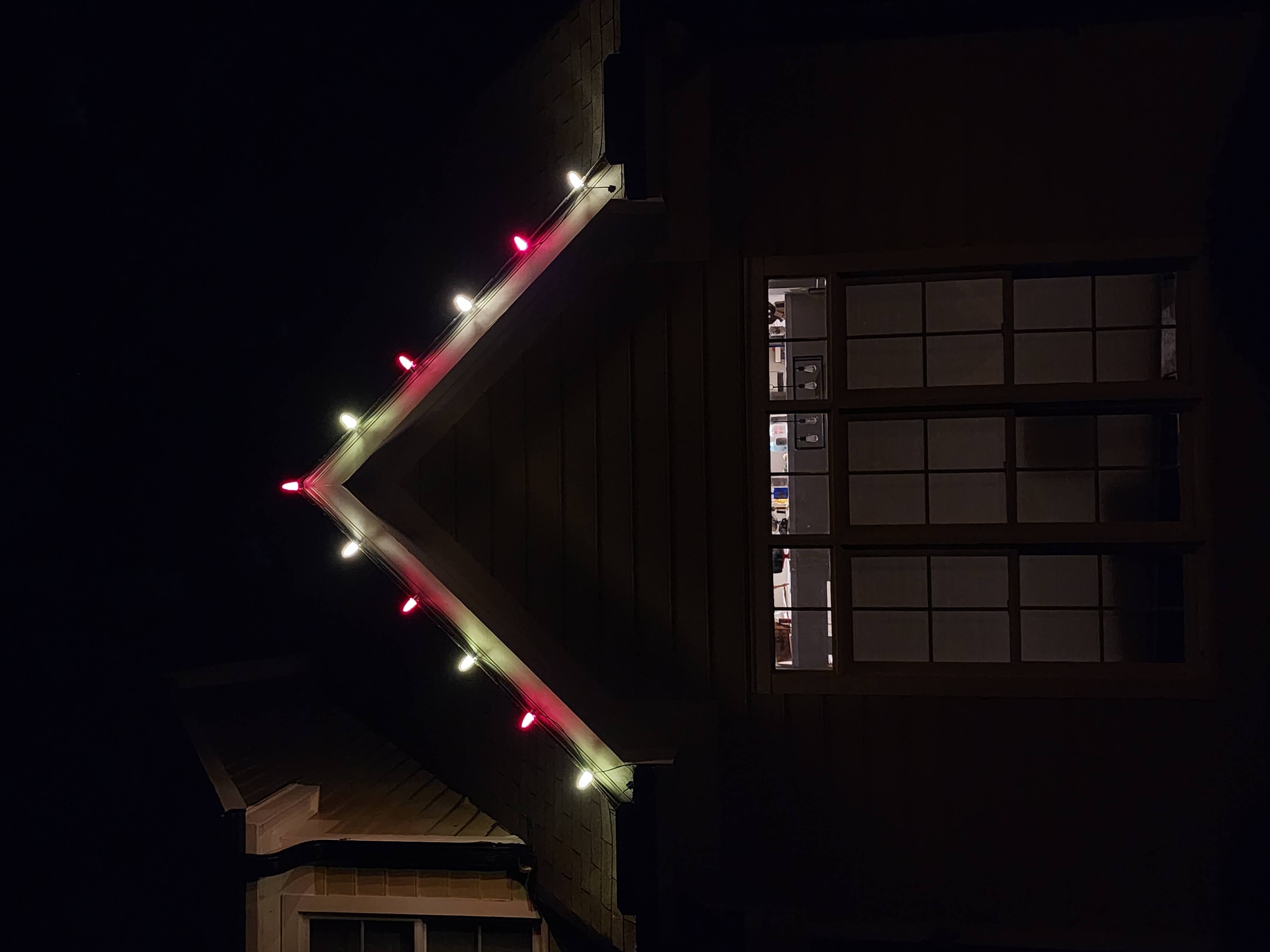Red and warm white C9 bulbs on the same sample roof peak
