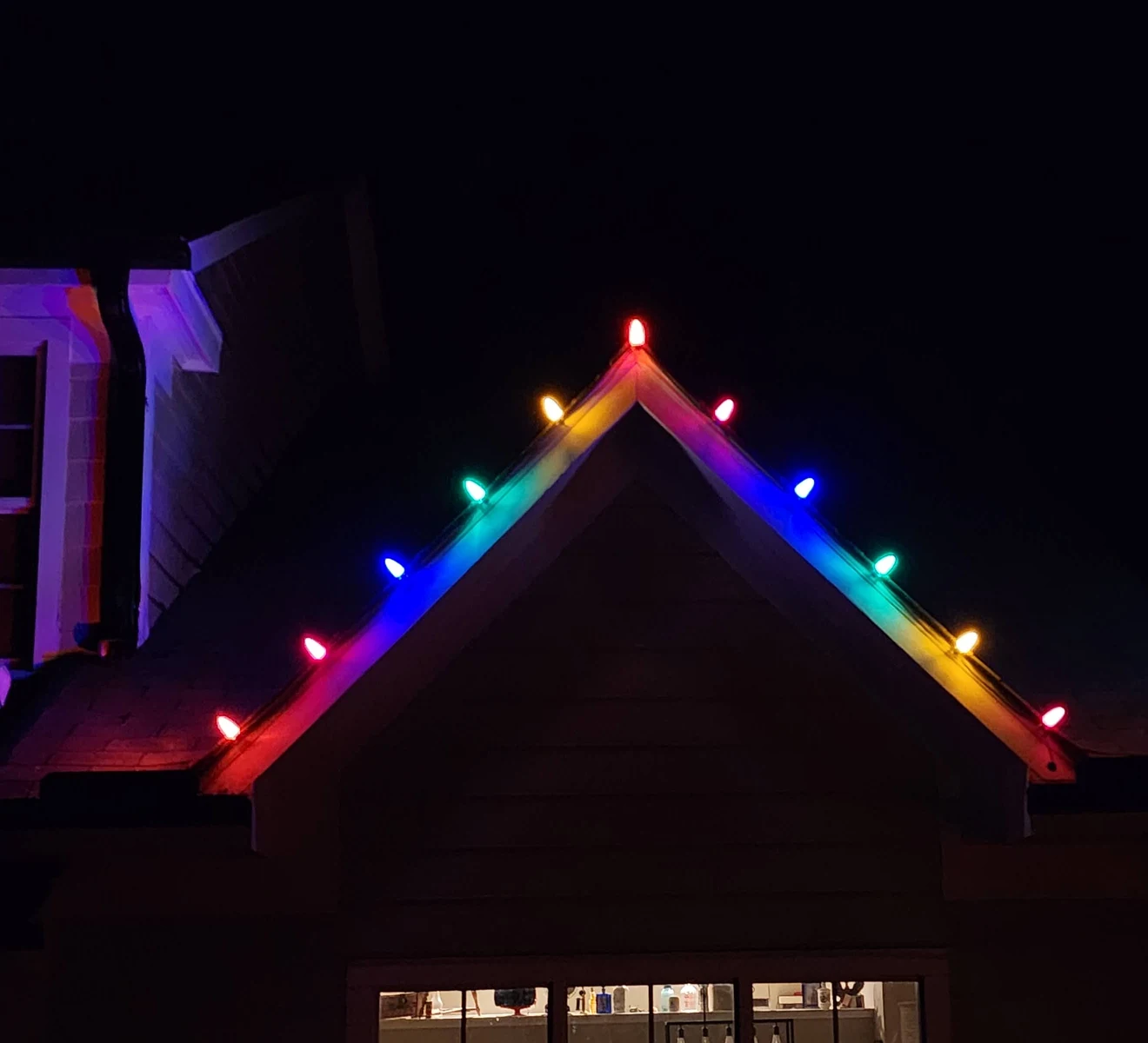 Multicolor bulbs along the same gable